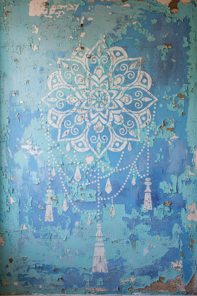 Parete delabrè rovinata azzurra e blu con stencil bianco e marrone