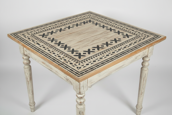 Tavolo con bordi stencil scuri